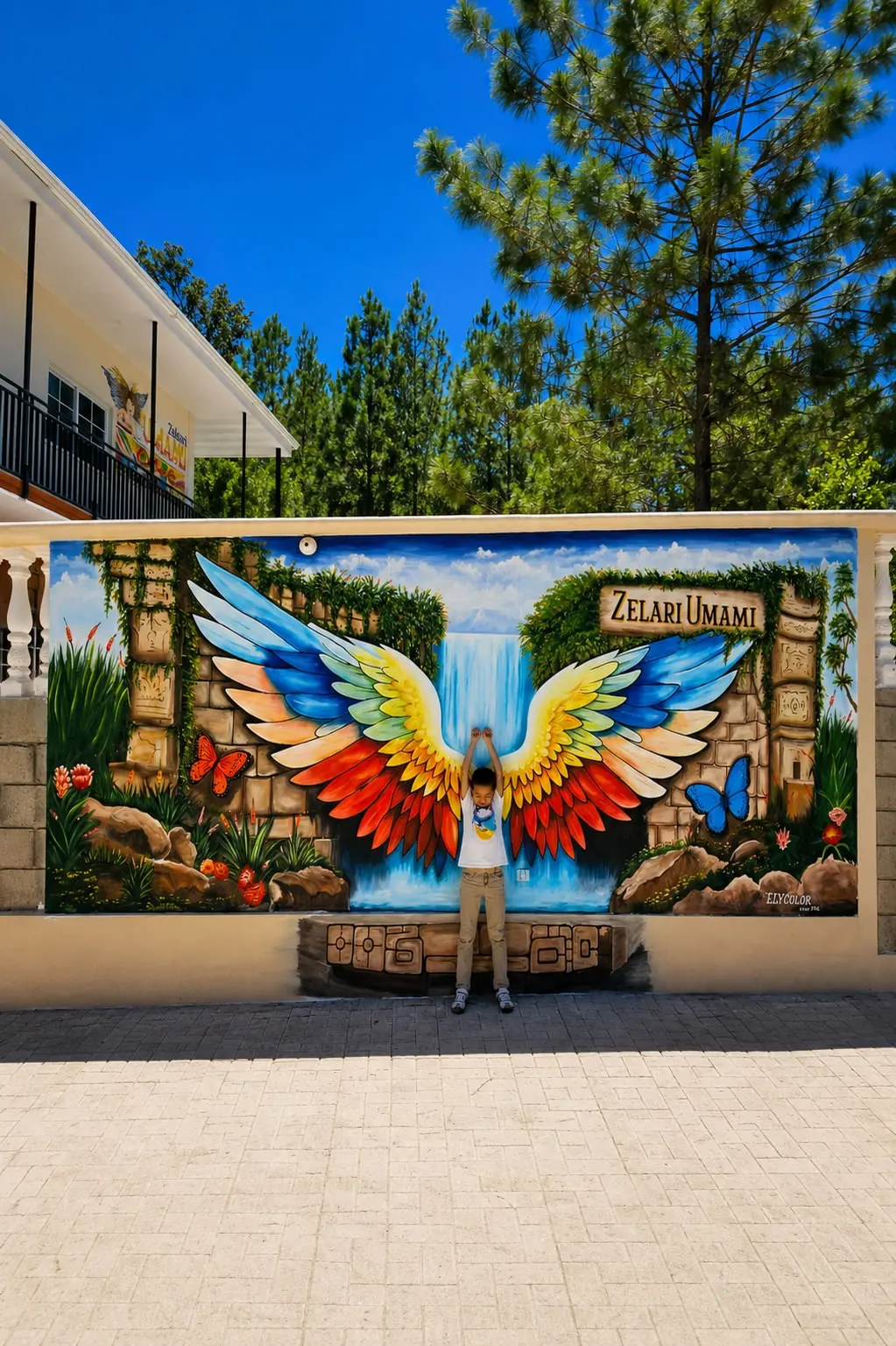 Mural multicolor de alas en el complejo