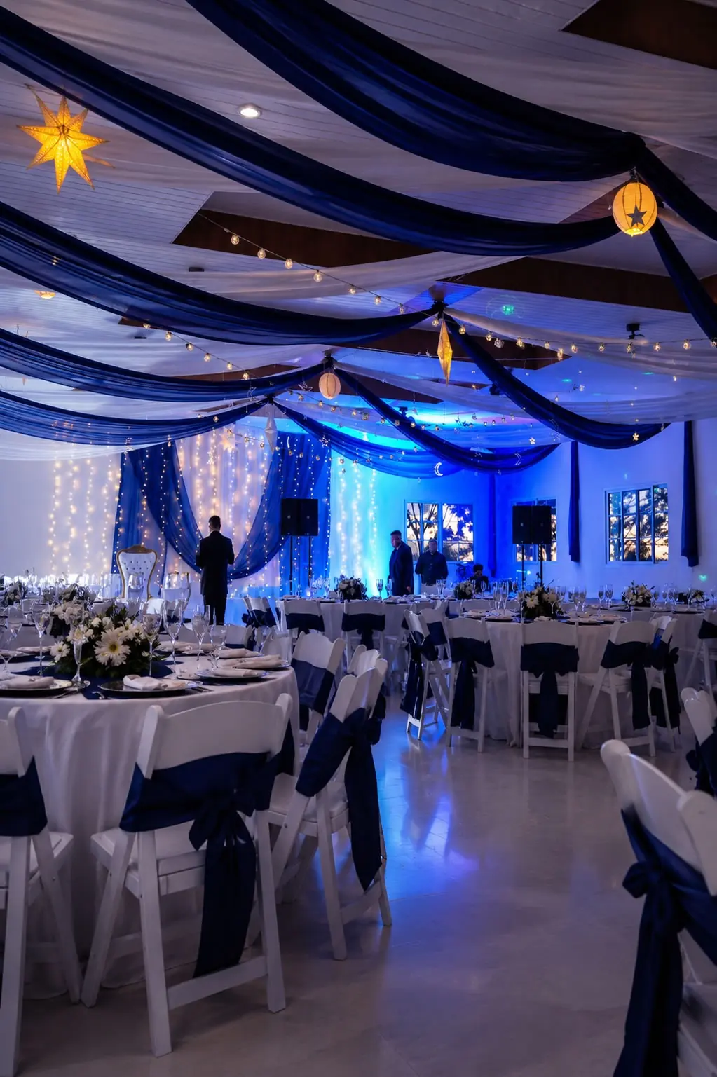 Salón de eventos con iluminación azul y decoración