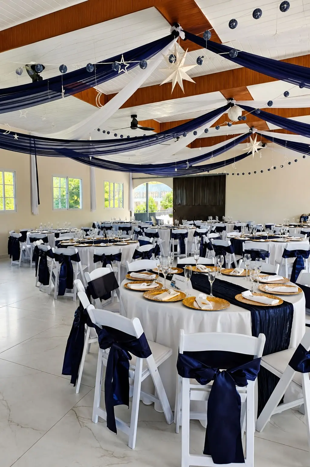 Salón interior de Zelari Umami montado con mesas para un evento