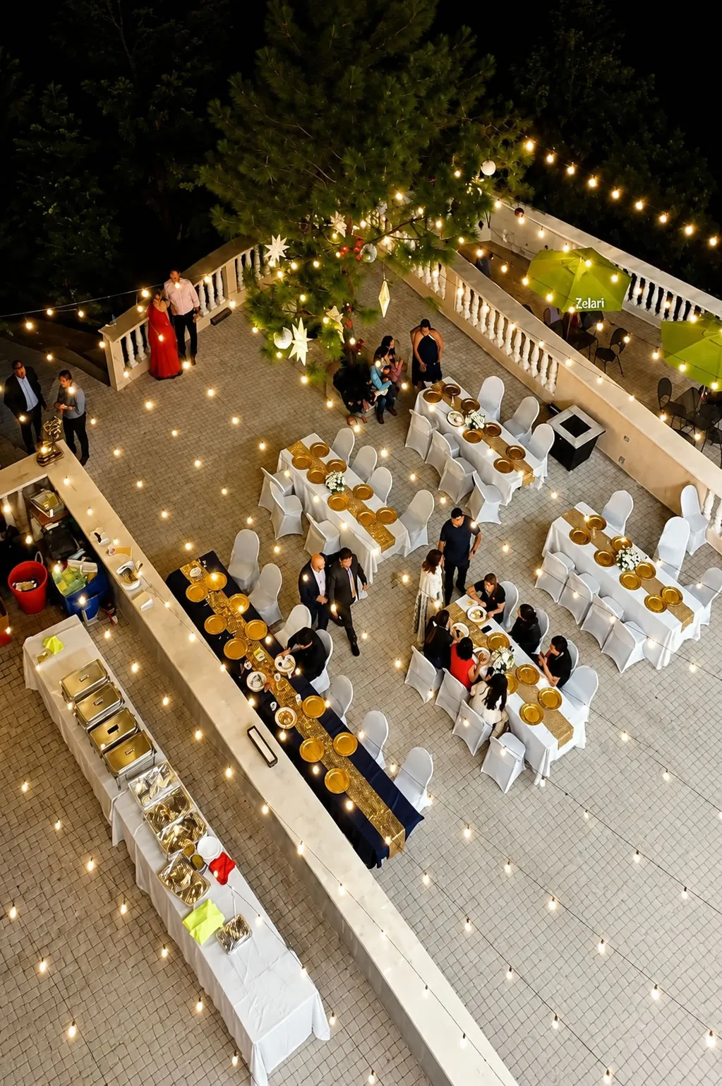 Terraza de Zelari Umami preparada para una celebración nocturna, entre pinos y luces cálidas